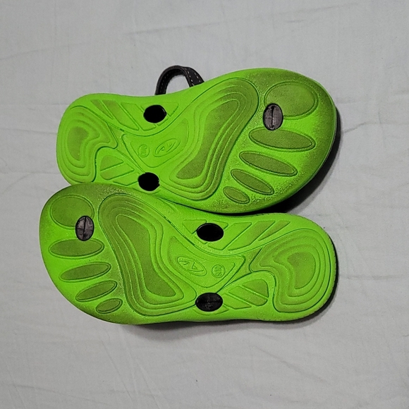 🎉HP🎉Sandals. Toddler 9/10. Gray/green. - Picture 2 of 5